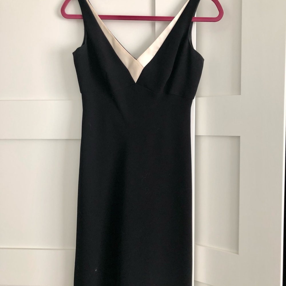 Ann Taylor Petites 2P black v-neck dress with cream trim. Hits above knee.